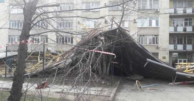 Ветер сорвал крышу пятиэтажки в Симферополе. Под завалами оказались больше десятка машин