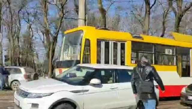 В Одессе чиновники-автохамы заблокировали движение трамваев