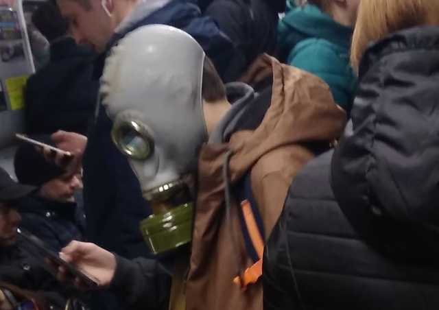 В метро Киева заметили человека, готового к эпидемии коронавируса