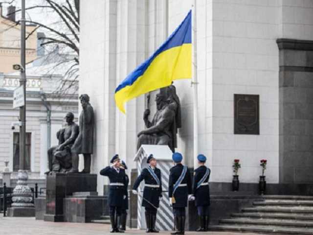 В Украине новая традиция: под Радой теперь всегда будет дежурить Нацгвардия