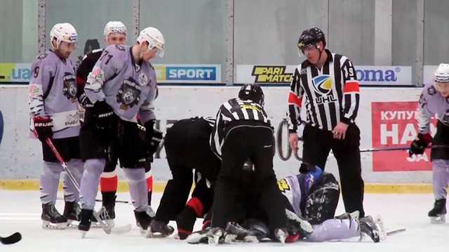 Киевские хоккеисты устроили ледовое побоище в матче с лидером чемпионата УХЛ