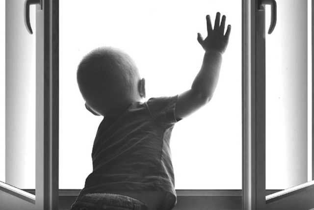 В Харьковской области мужчина грозился выбросить ребенка из окна