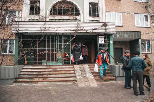 В Киеве из горящей многоэтажки спасли котиков и женщину, застрявшую в лифте