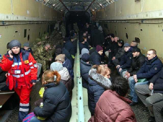 «На днях будут выплачены по сто тысяч гривен»: в Кабмине ответили экс-узникам боевиков