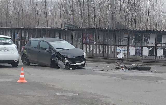 ДТП у Києві: два автомобілі не розминулися на перехресті