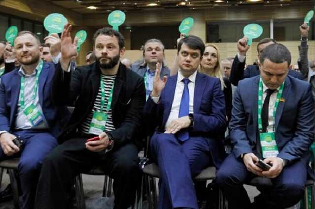 "Слуга народа" экстренно соберется из-за Кабмина