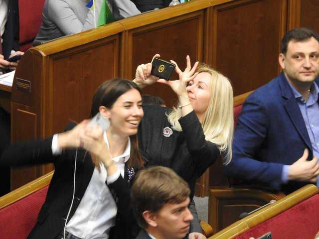 «Слуги народу» робили селфі під час виступу Зеленського у Раді