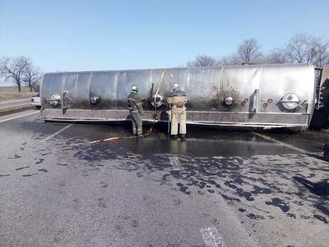На Дніпропетровщині внаслідок ДТП на дорогу витекло 10 тонн олії
