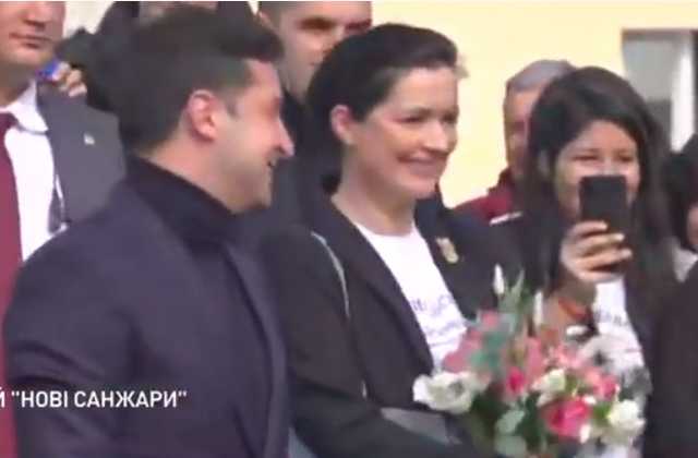 Зеленский обнял Скалецкую после карантина в Новых Санжарах