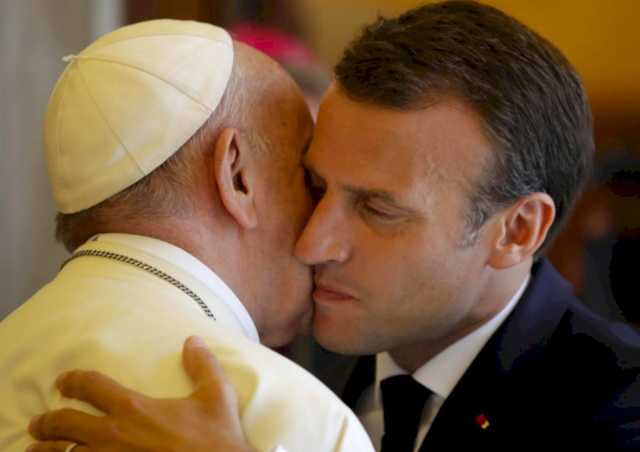 Во Франции запрещают целоваться из-за коронавируса