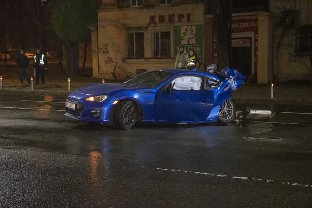 В Киеве на Воздухофлотском проспекте Subaru влетел в столб, есть погибший