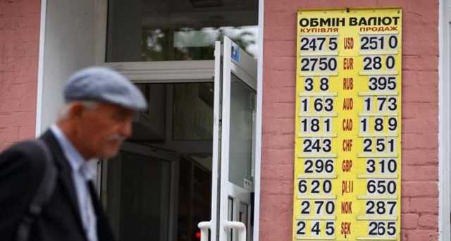 Курс гривны резко пробил 25 грн/$ из-за нового обвала мировых рынков