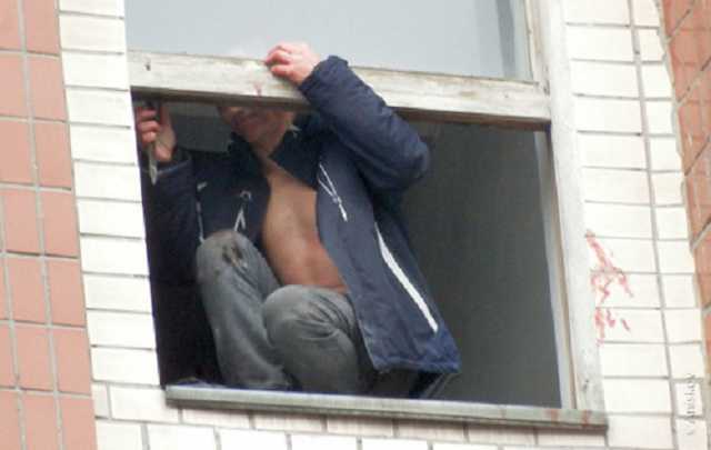 В Хмельницком неадекватный мужчина зарезал жену и пытался выброситься из окна