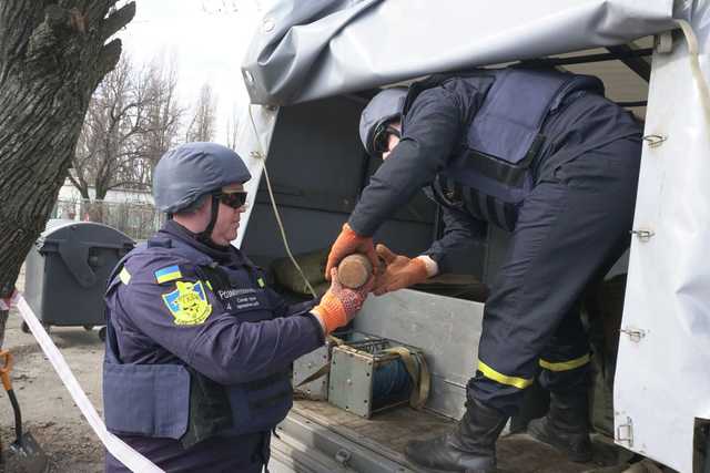 Аэропорт Днепра возобновил работу: спасатели рассказали подробности о смертельной находке