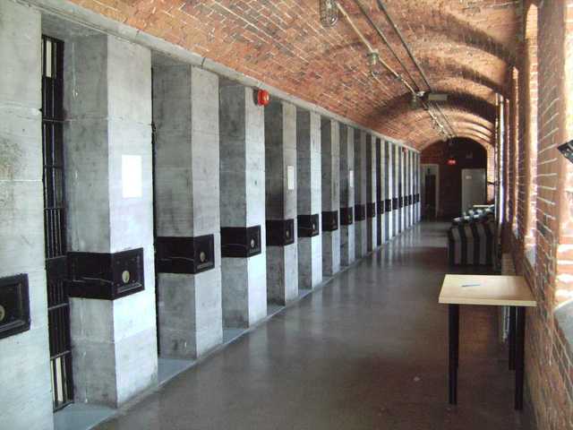 В Иране из-за коронавируса освобождены 70 тыс. заключенных