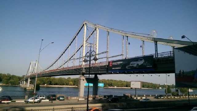 В Киеве перекрыли пешеходный мост на Труханов остров