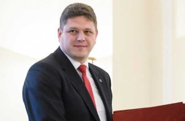 Досить вчасно. Голова Державної міграційної служби вклав у валюту півтора мільйона