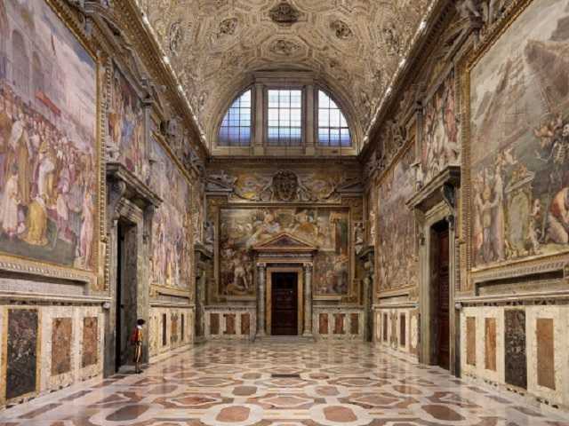 Туристки из Винницы испортили фреску Рафаэля в Ватикане: сеть в гневе