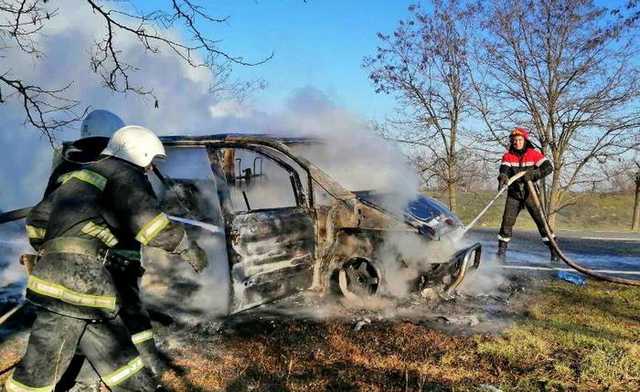 На трасі Одеса-Рені загорівся пасажирський мікроавтобус: водій дивом вижив у вогні