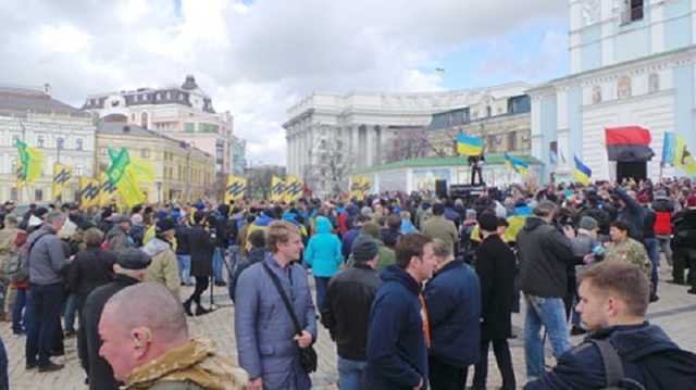 “Ані кроку назад! Припинити політику капітуляції!”: добровольці зібралися в Києві на Марш патріотів