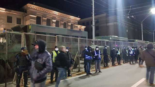 В Киев к посольству РФ стянули военную технику
