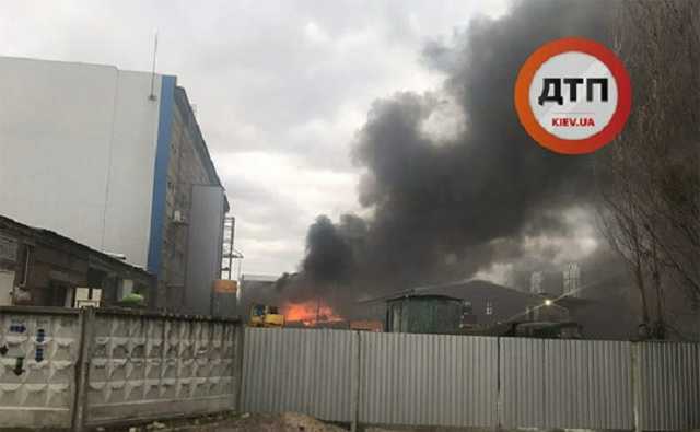 Пожар на химзаводе в Киеве: появились подробности