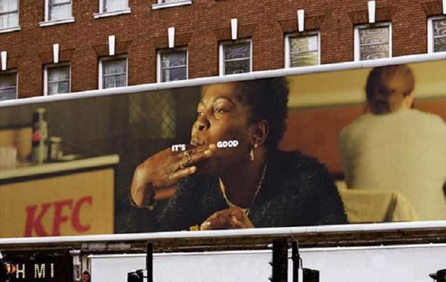 Известную сеть быстрого питания заставили убрать рекламу, в которой облизывают пальцы