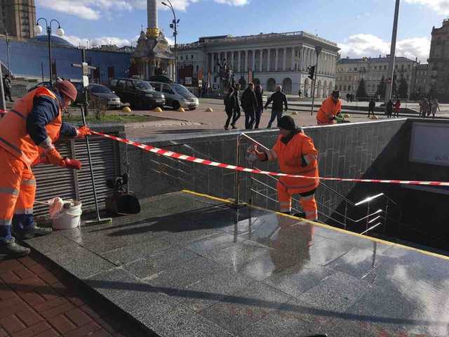 В Киеве спецсредствами моют дороги, мосты, остановки и переходы