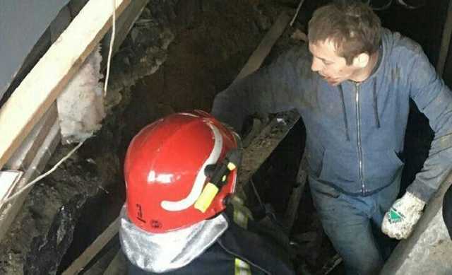 В Киеве мужчину завалило землей