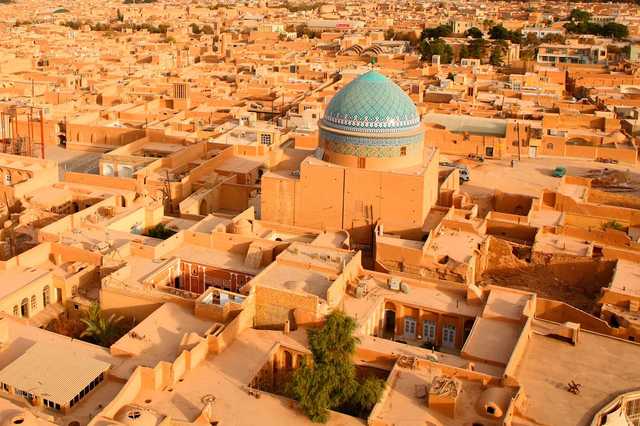 В Ірані поліція арештувала п’ятьох людей, які зняли пранк про «дощ із баклажанів»