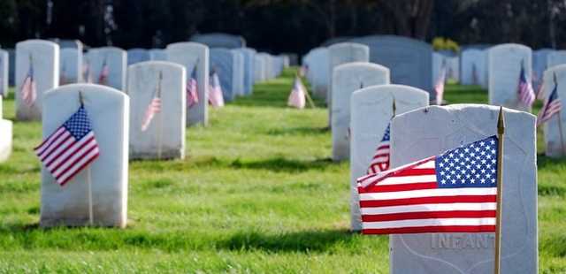 Американцев призвали стримить похороны в онлайн из-за коронавируса