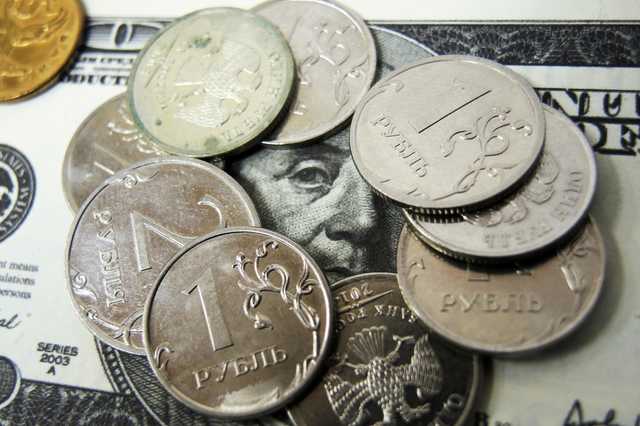 Рубль стрімко котиться донизу, а нафта “пробила 20-річне дно”. Російський ринок знову обвалився