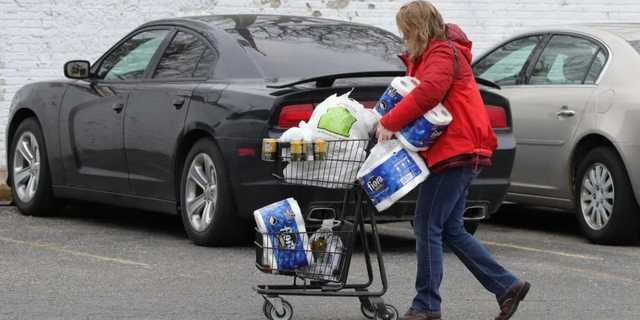 Коронавирус: Почему люди скупают туалетную бумагу?