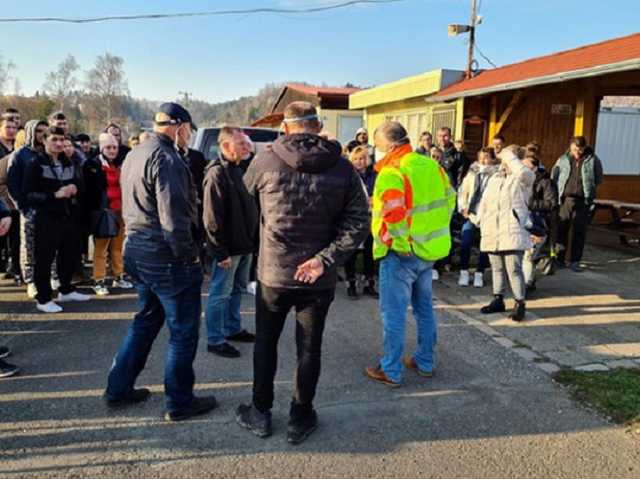 Застрявших в Чехии украинцев разместили в здании школы