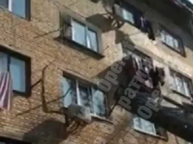 В Киеве спасали малыша, который в отсутствие родителей вышел «погулять» на подоконник