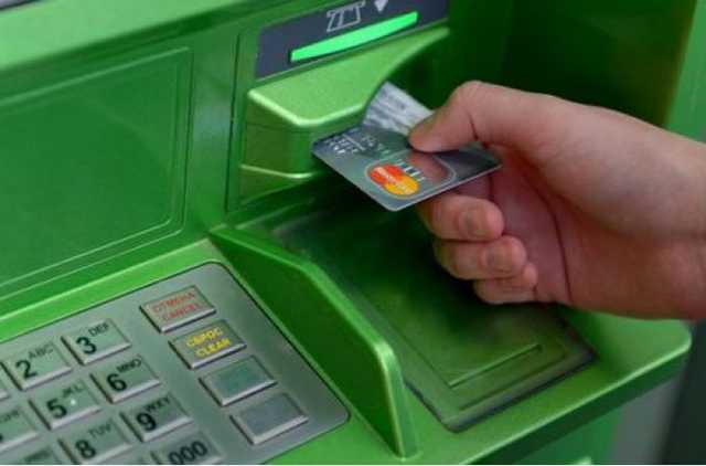 ПриватБанк меняет срок действия карт: что нужно знать сидящим в карантине