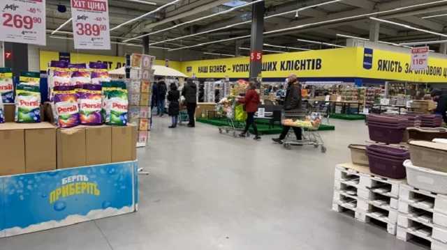 В Киеве утром очереди за едой из более 70 человек