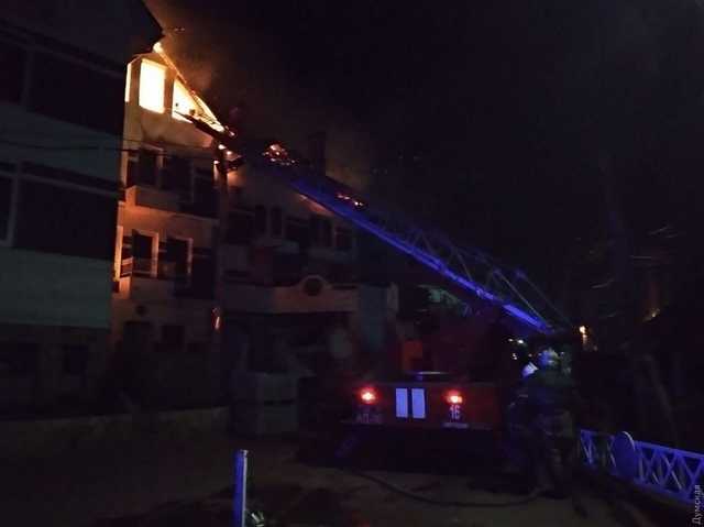 В Затоке на большой площади горит база отдыха