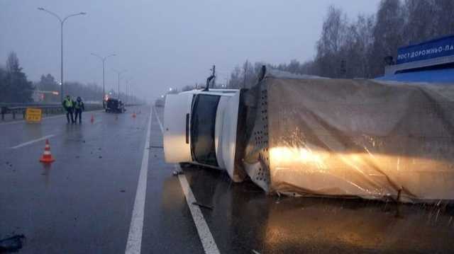 На трассе Киев-Харьков Mercedes влетел в грузовик и перевернул его, есть пострадавшие
