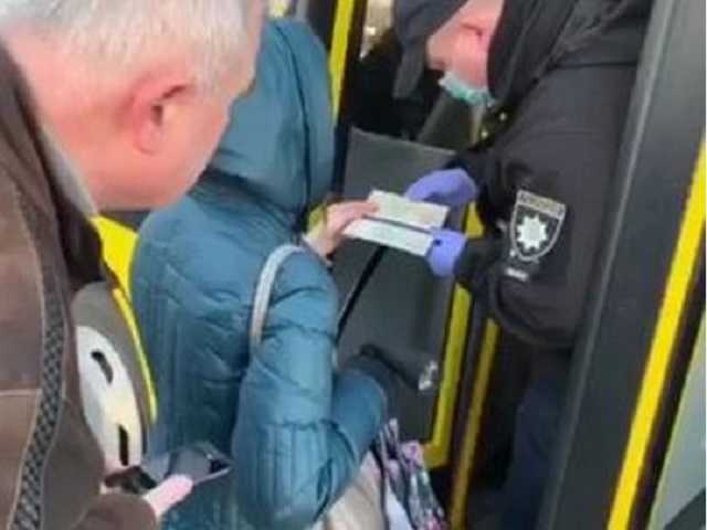 Жесткий карантин в Киеве: в общественный транспорт пускают по пропускам
