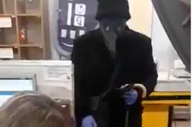 Под Тернополем украинец посетил магазин в маске от чумы