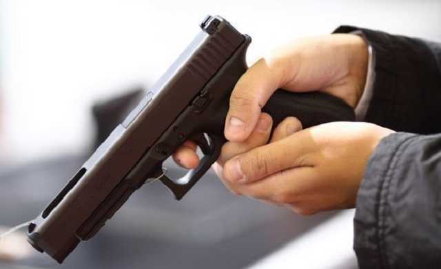 В Киеве жена на бегу обстреляла из револьвера собственного мужа с ребенком