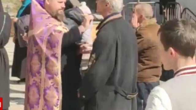 В больнице Киева священники решили, что карантин их не касается