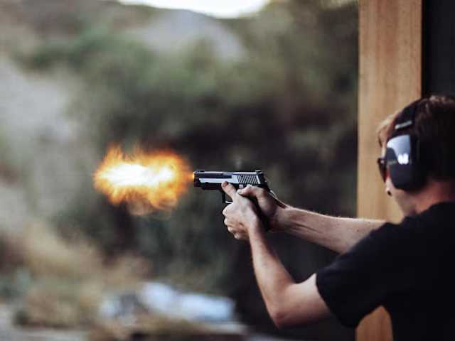 В Киеве мужчина с наркотиками выстрелил оппоненту в лицо