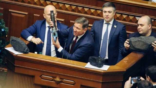 Нардепы с коронавирусом показали, чем их кормят в Александровской больнице