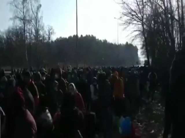 В последний день перед закрытием границы на КПП образовались огромные очереди из украинцев