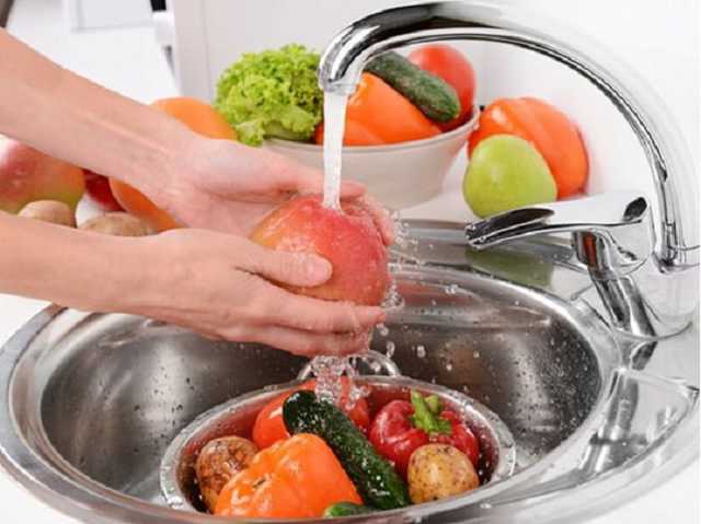 Вирусолог призвал мыть с мылом фрукты и овощи