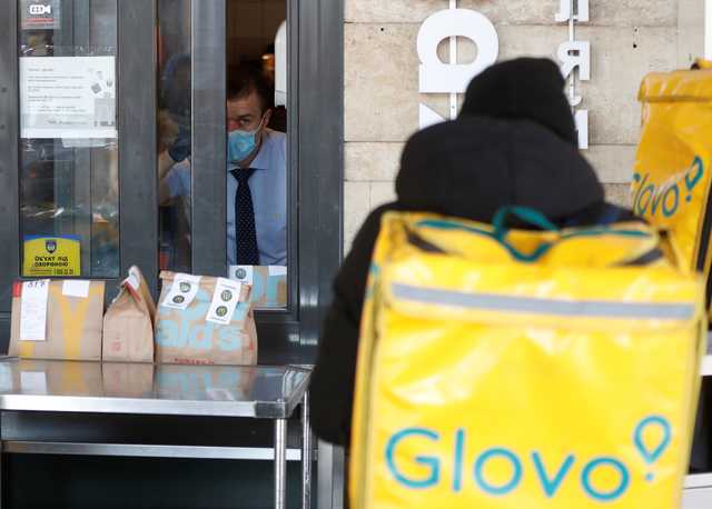 В Киеве курьерам Glovo снизят зарплату в разгар карантина