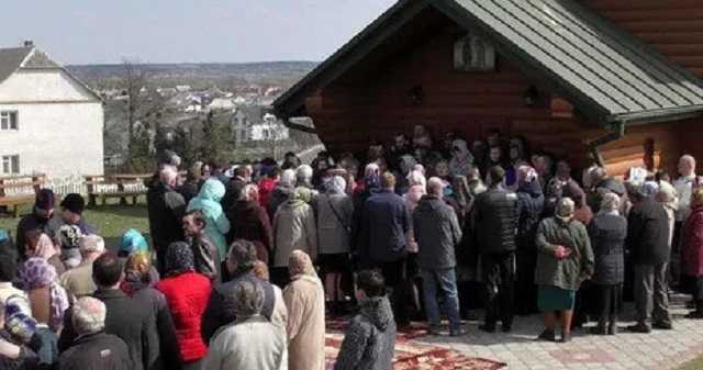 На Рівненщині десятки вірян продовжують порушувати карантин