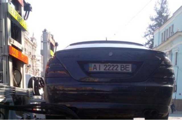 В Киеве мстительные пешеходы потоптались по герою парковки